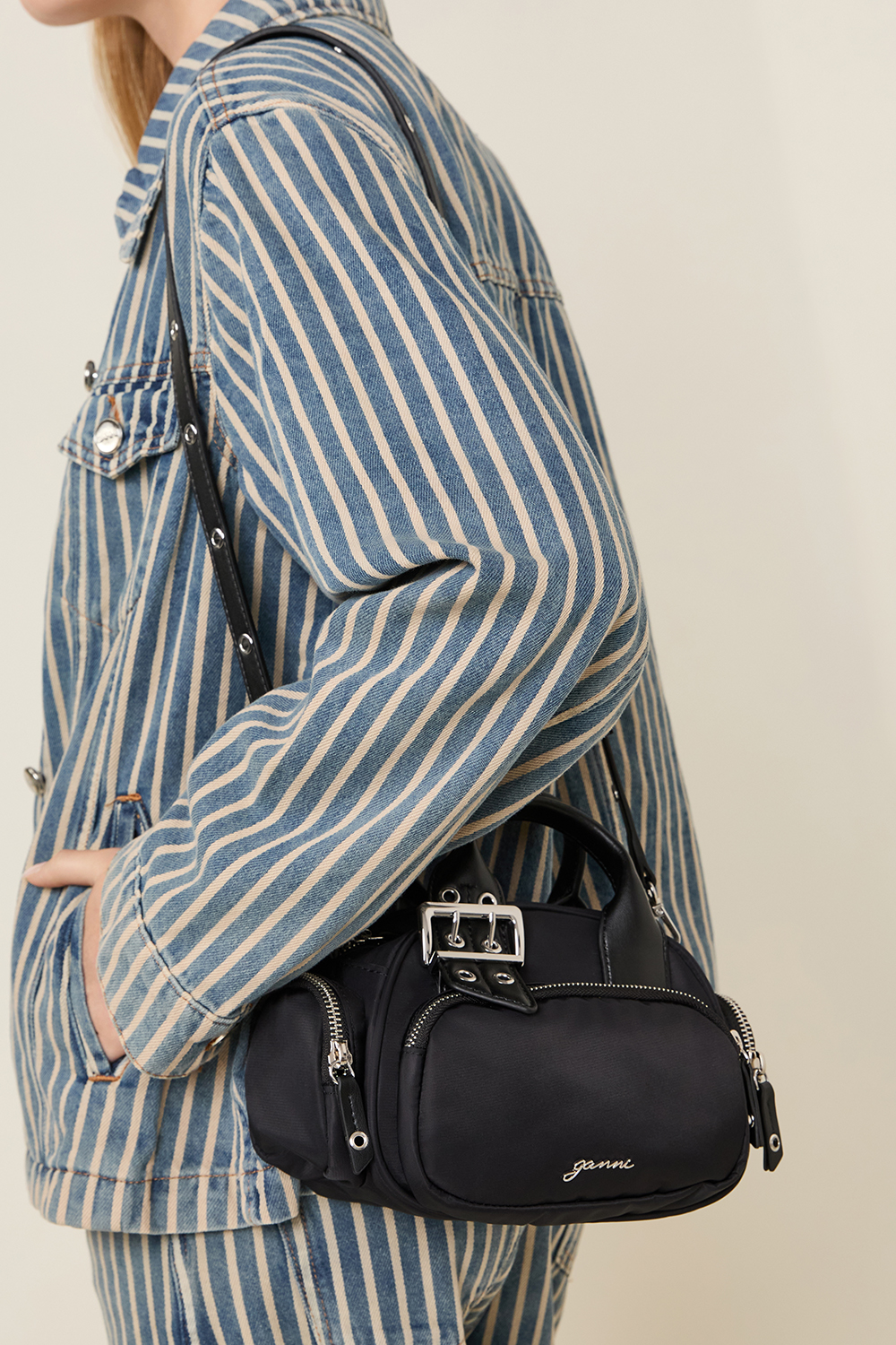 תמונת כל הלוק של תיק נשיאה מיני